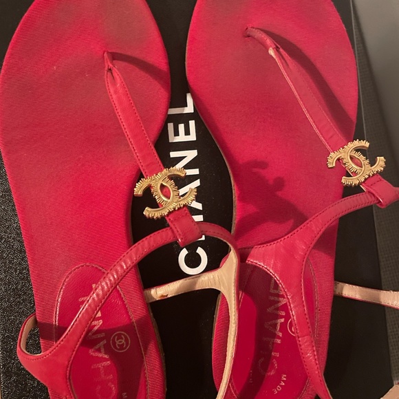 CHANEL Red Leather and Grosgrain Thong Sandals with Gold Metal Logo Size 38 - Picture 5 of 8
